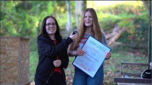 Yara und Sina Marchioni bei der Übergabe der Urkunde